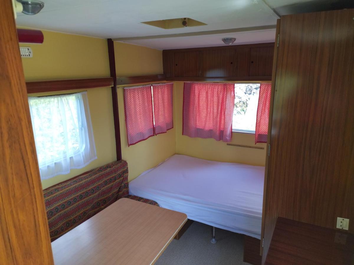 Camping La Foret Du Morvan Vintage Caravan Larochemillay Esterno foto